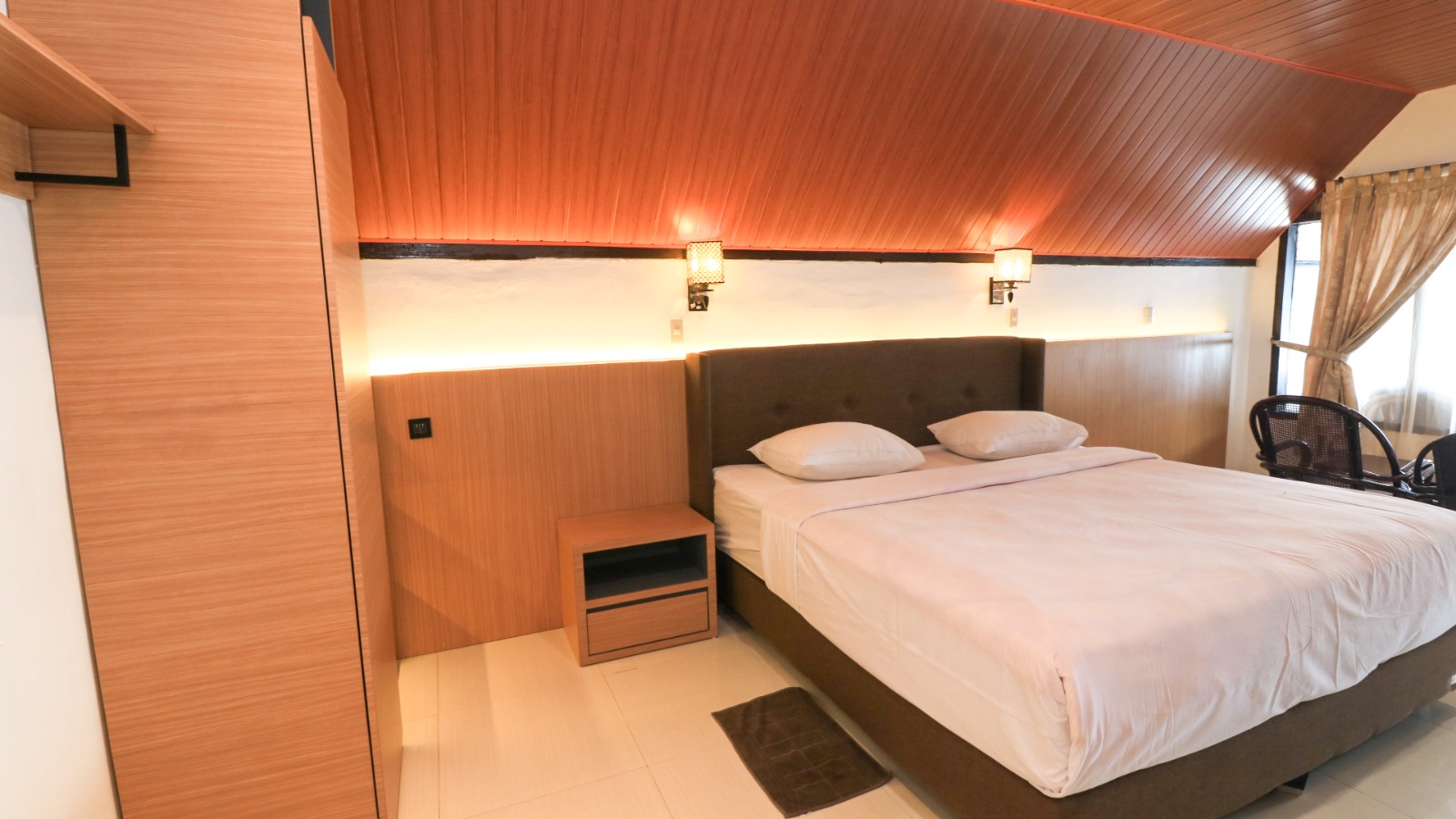 Deluxe Beach Carolina Hotel Parapat