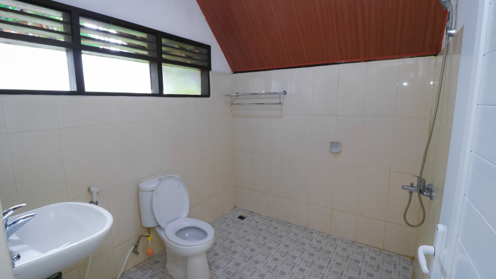 Deluxe Beach Carolina Hotel Parapat