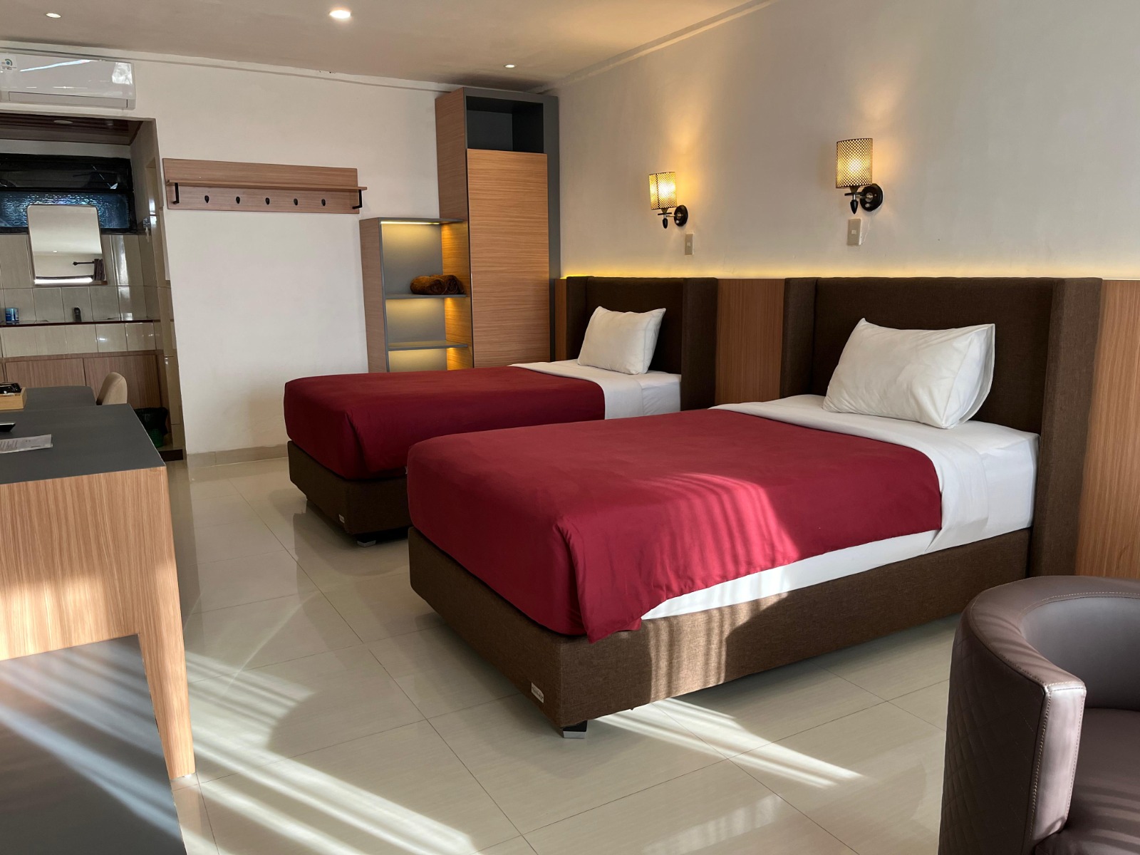 Deluxe Beach Carolina Hotel Parapat