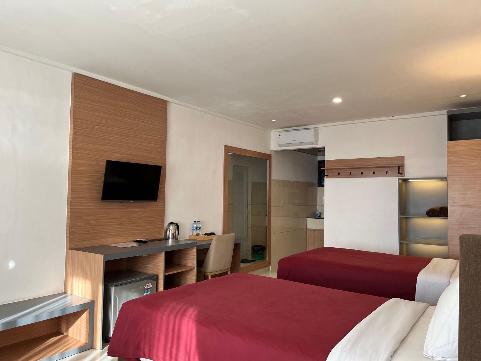 Deluxe Beach Carolina Hotel Parapat