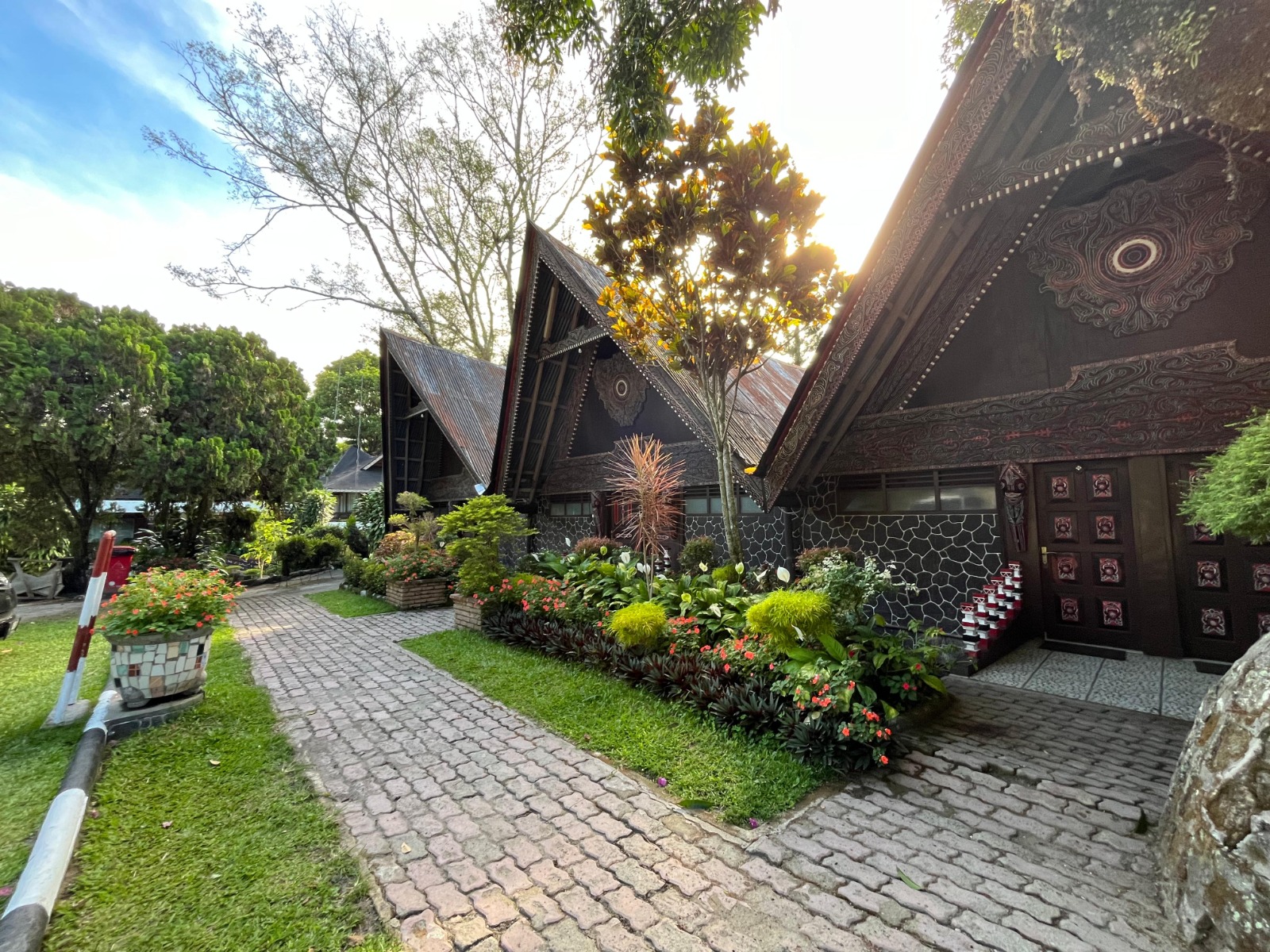 Deluxe Beach Carolina Hotel Parapat