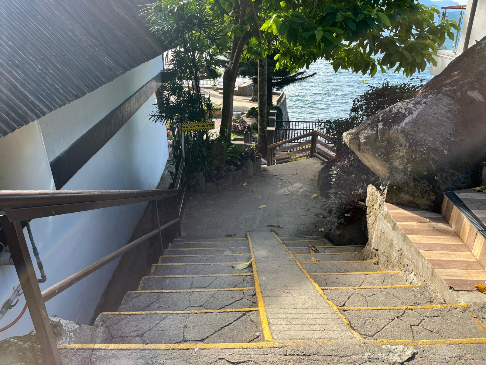 Deluxe Beach Carolina Hotel Parapat