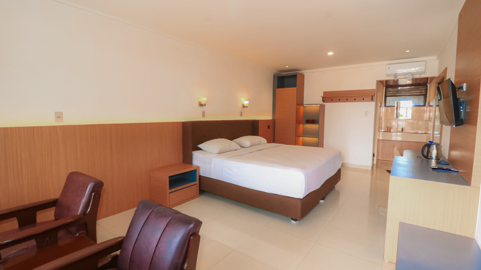 Deluxe Beach Carolina Hotel Parapat