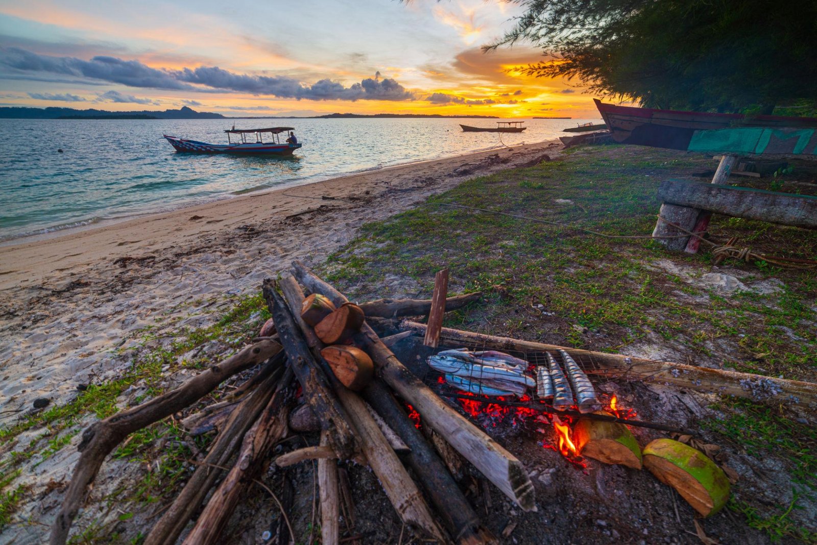 Grilling fish on the pualau banyak Grilling fish on the pualau banyak