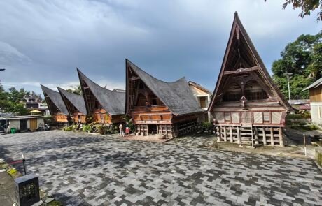 Huta raja kampung ulos samosir