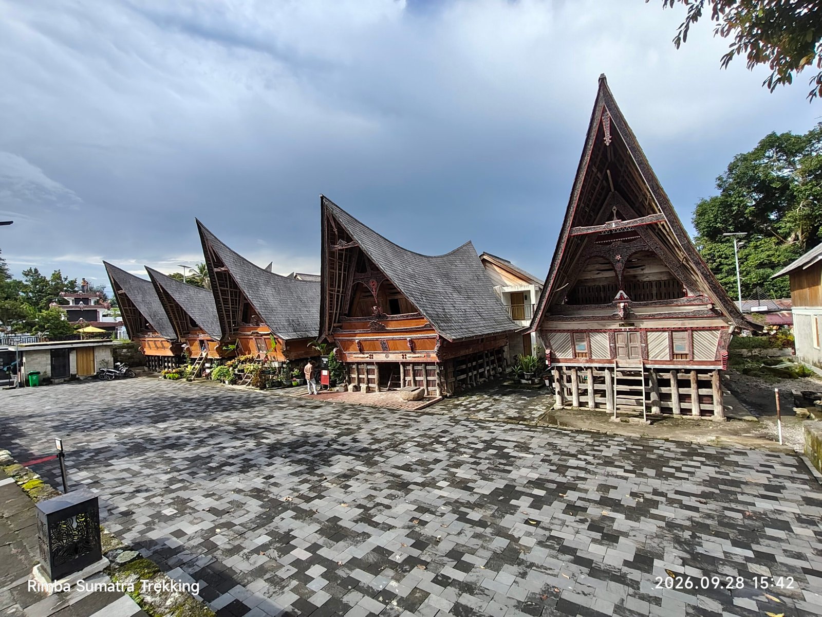Huta raja kampung ulos samosir Huta raja kampung ulos samosir
